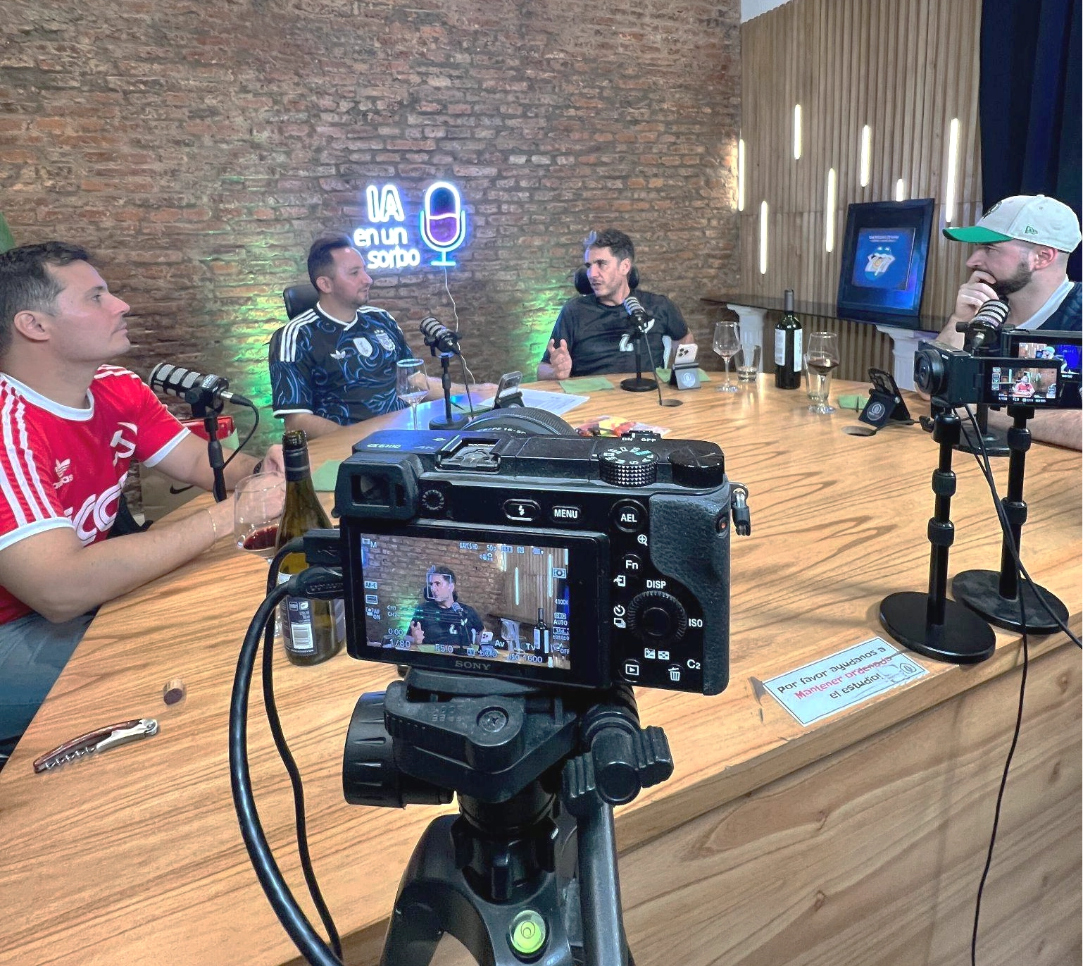 Grabación del podcast IA en un sorbo con sus cuatro hosts alrededor de una mesa.